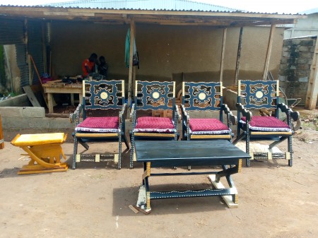 SALON TRADITIONNELLE  AVEC TABOURET ROYAL ET CHAISE PLIANTE